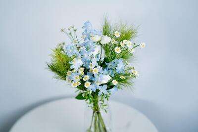 小花でまとめた森の花束